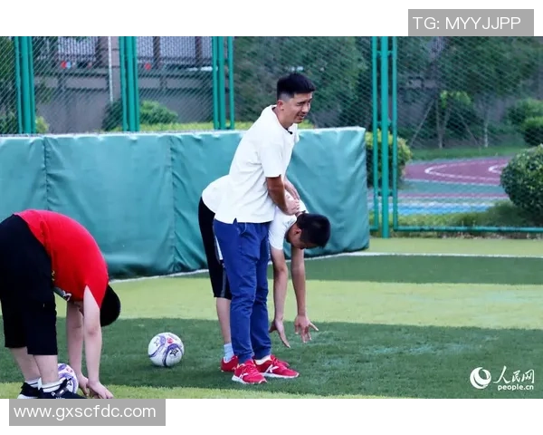 足球球星高度近视揭秘：如何克服视觉障碍在绿茵场上大放异彩